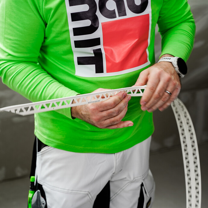 Nach dem Zuschneiden wird das Profil einmal mittig vorgeknickt. 