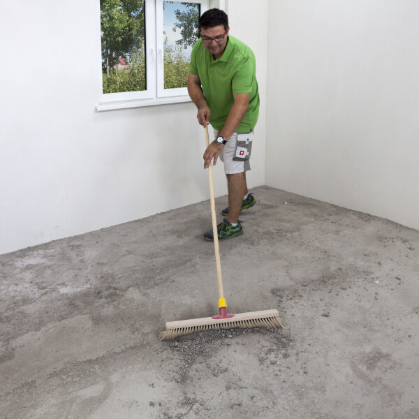 Betonboden vor der Ausgleichsmasse gründlich reinigen
