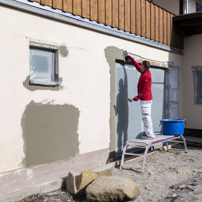 Hohlstellen mit Putz ausbessern