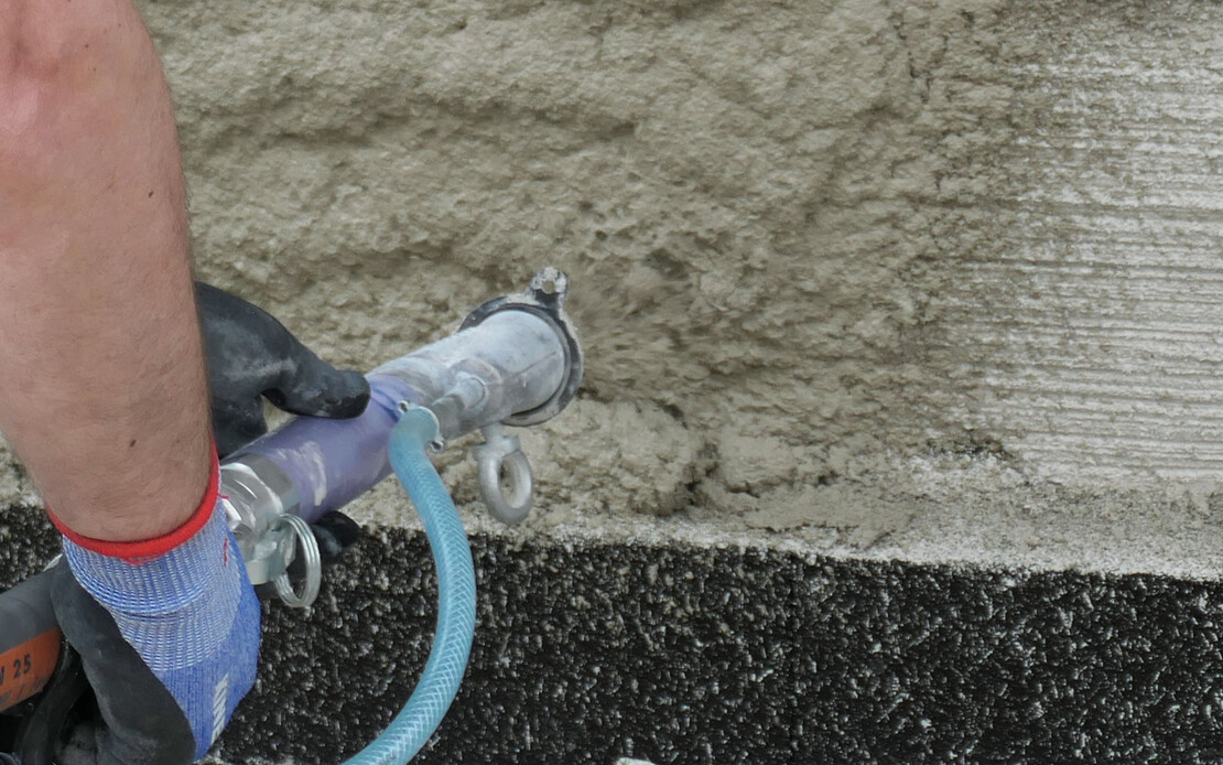 Le socle est enduit à l'aide d'une machine à enduire.