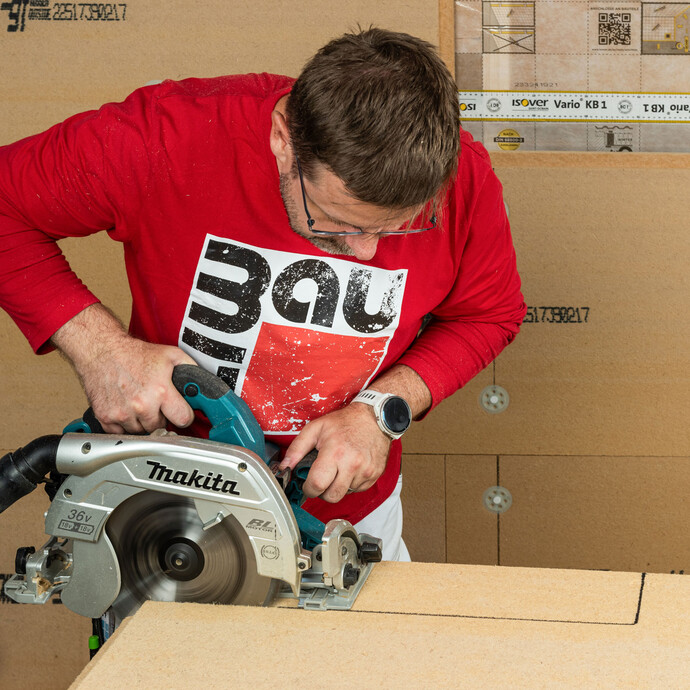 Mit einer Makkita Handkreissäge wird die Holzfaserdämmplatte für die Innendämmung zugeschnitten. Baumit Anleitung für Heimwerker Schritt für Schritt erklärt.