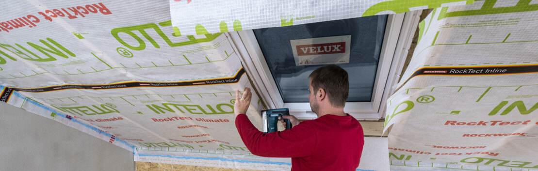 Velux Dachflächenfenster mit Dachsperrschürze an die Dampfbremsfolie anschliessen