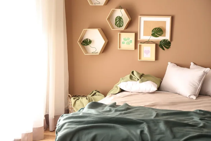 Gemütlicher, modern dekorierter Raum mit Tageslicht und grünen Akzenten; ideal für Innenausbau-Inspirationen.