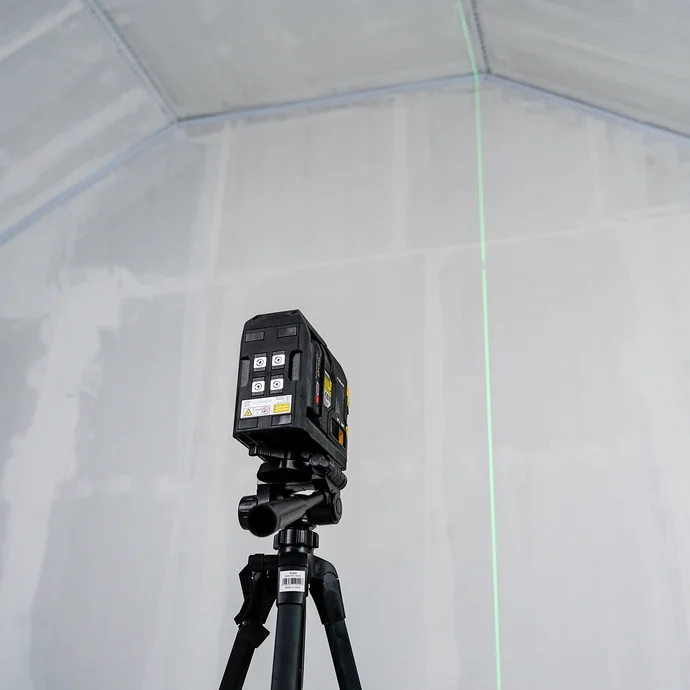 Un laser croisé émet une ligne droite sur le mur.