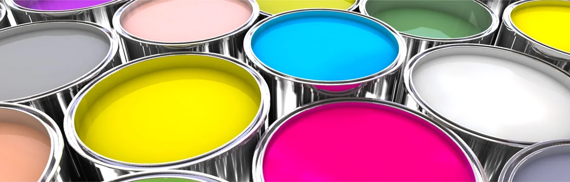Farbdosen mit bunten Wandfarben f&uuml;r kreative Raumgestaltung und individuelle Wohnprojekte.