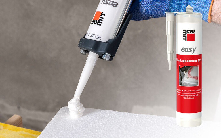 easy Montagekleber EVO an den Ecken der EPS-Dämmplatte aufbringen, easytop Klebeschaum anbringen und die Dämmplatte kann an die Wand geklebt werden.