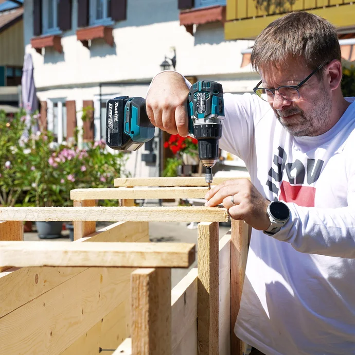 Im oberen Bereich des Schalungselements werden die beiden Schaltafeln mit einer Holzlatte oder einem Stück Restholz verschraubt. Beachte auch hier die gewünschte Fundamentbreite.