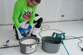L'enduit au silicate Airless et au rouleau est dilué avec de l'eau.