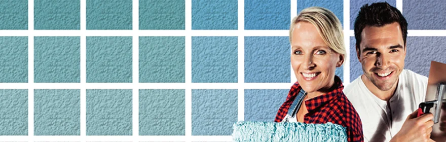 Heimwerker streichen Wand mit Baumit-Farbe; praxisnahe DIY-Inspirationen f&uuml;r Renovierung und kreative Gestaltung.