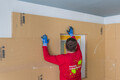 Die Holzfaser-Dämmplatte Thermoroom wird an die Wand geklebt.