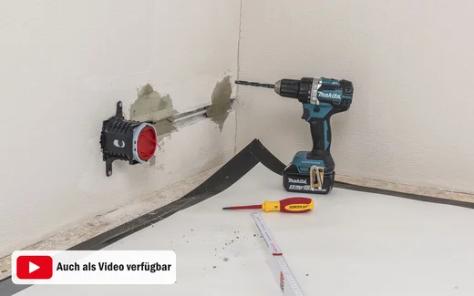 Fertig montierte Steckdose bzw. Installationsdose bei einer Innendämmung mit Holzfaserdämmplatten. Die Anleitung ist auch als Video verfügbar.