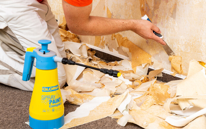 Peroxidlösung aufsprühen, Tapeten/Putz entfernen