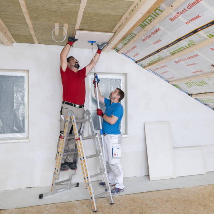 Trockenbaudecke mit dem Klimaboard am Besten zu zweit montieren