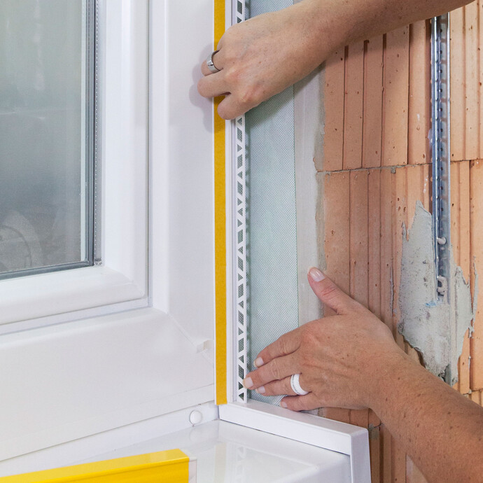 Die Anputzleiste wird an der Fensterbank platziert und angeklebt.