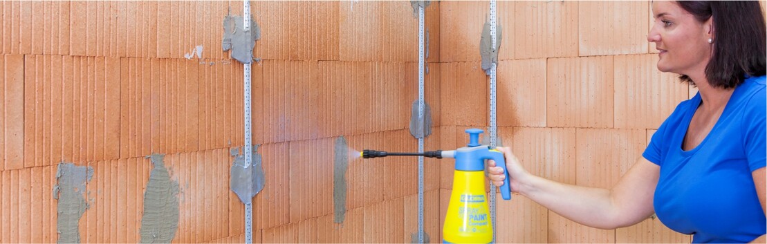 Grundierung für die saugende Wand für anschliessenden Putz