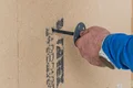 Die Holzfaserdämmplatten werden mit dem Thermotop Schraubdübel S1 short befestigt.