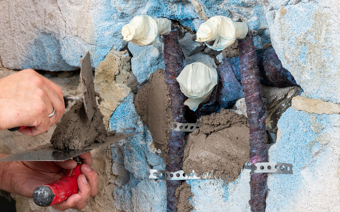 Les ouvertures dans le mur sont obturées avec des mortiers d'argile légère.