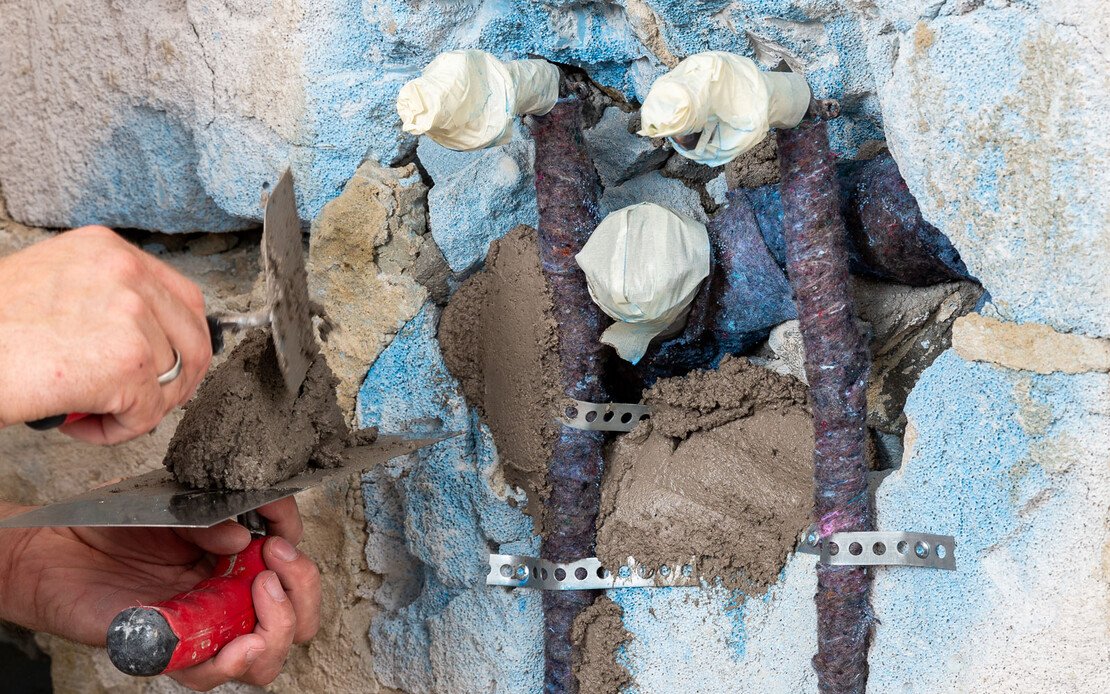 Ausbr&uuml;che in der Wand werden mit Leichttonm&ouml;rteln verschlossen.