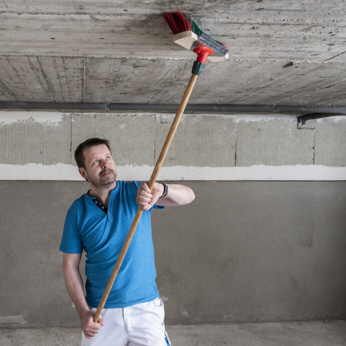 Kellerdecke mit einem Strassenbesen gründlich von Staub und Schmutz reinigen.