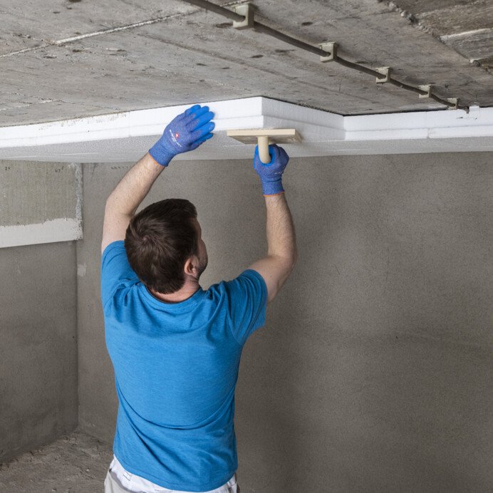 Kellerdeckendämmplatte mit Reibebrett andrücken