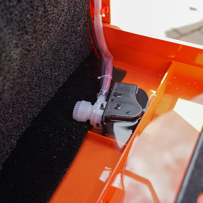 Detailansicht zur Wasserzuführung an einer Steinsäge – wichtig für staubfreies und sauberes Arbeiten beim Schneiden von Beton- und Natursteinen.