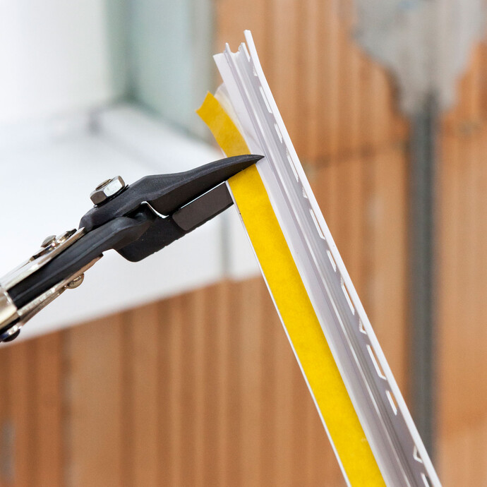 Detailfoto: Anputzleiste für Putz mit Gehrungsschere zuschneiden.