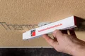 Die Position des Schraubdübels STR H wird geprüft. Dübel ist oberflächenbündig.