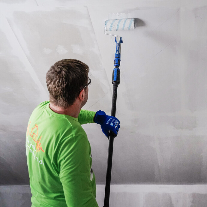 Le carton-plâtre est enduit avec l'apprêt isolant Baumit.