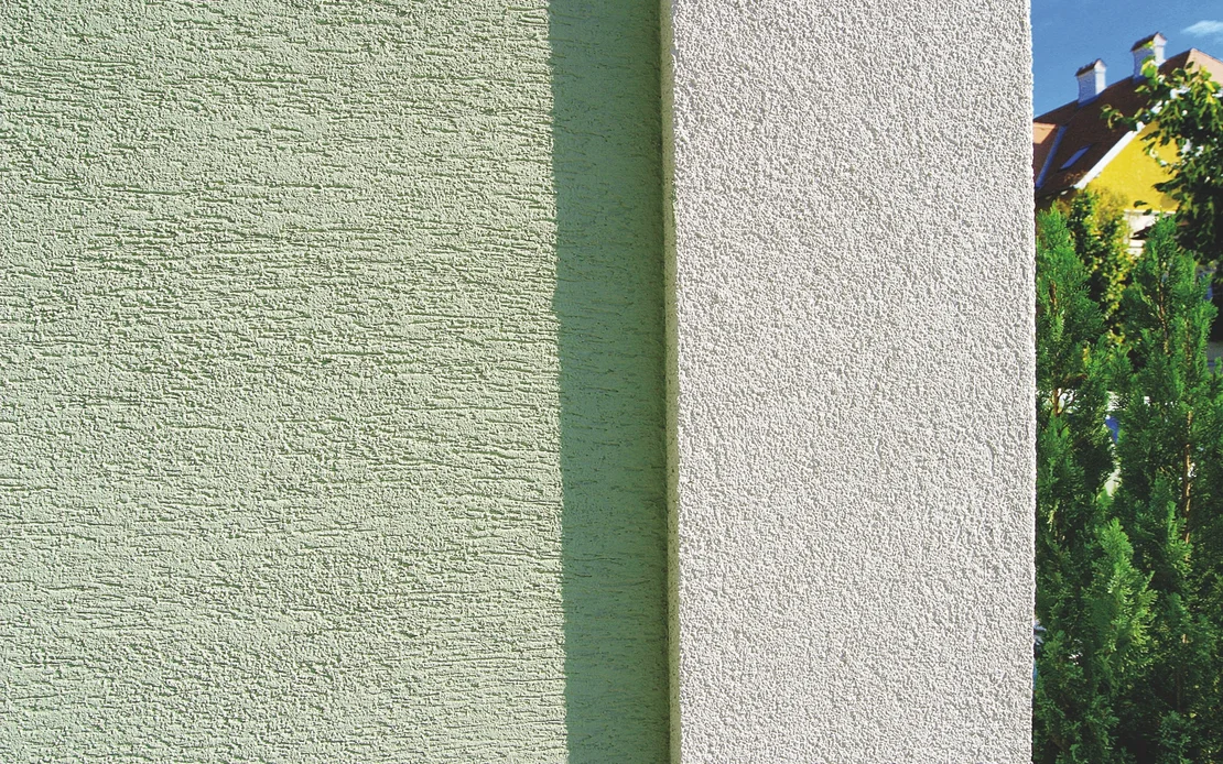 Fassadenvergleich: Links strukturierter, gr&uuml;ner Putz; Rechts glatter, wei&szlig;er Putz f&uuml;r moderne Hausgestaltung.