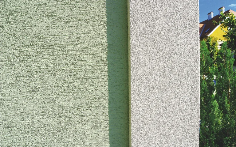 Mur vert et mur blanc avec différentes textures d’enduit pour une conception créative des façades dans le cadre de projets de bricolage.